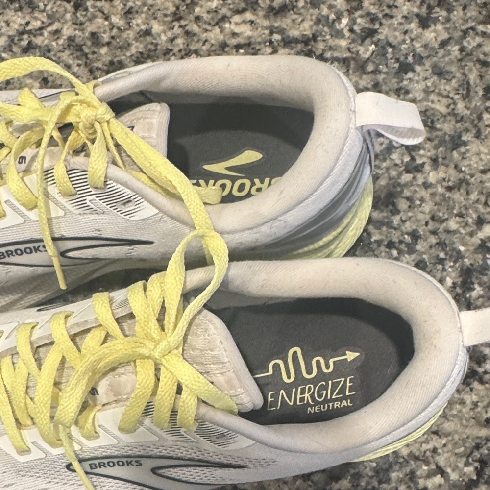 Women’s Size 9.5 Brooks White & Yellow Athletic Shoes - Picture 6 of 16